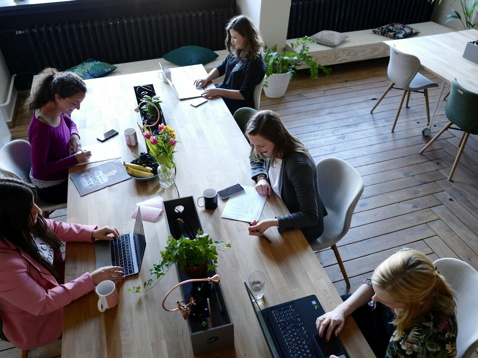 Open desks and fixed desks